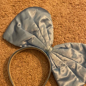 En blå rosett!!  - Dollystyle rosett med färgen blåå!! <3 använt mycket! Inte sönder, eller något annat! Funkar bra. Köpt från deras vebb shop för länge sedan! 