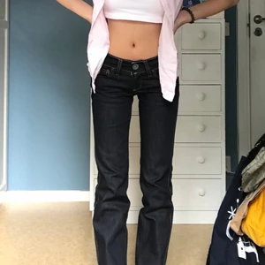 Louis jeans storlek xs  - Köpte dessa jeans på en loppis för 300kr men behöver tyvärr sälja de eftersom att de var för små. Har normalt storlek S så de var försmå för mig. Passar någon som har storlek (Xs). Aldrig använda bara testade. Om flera är intresserade blir det budgivning. Dessa jeans är så unika och har så vackra detaljer. Sitter som en smäck vid röven. Skicket är som nytt. Skulle säga att dessa jeans passar någon som är mellan 160-165 cm. Hör av dig vid intresse och fler bilder💖