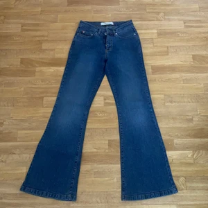 Lågmidjade jeans - Säljer dessa superfina lågmidjade jeansen som jag tyvärr måste sälja då de är för små för mig. Midjemått 68cm. Går över skorna på mig som är 171/172.