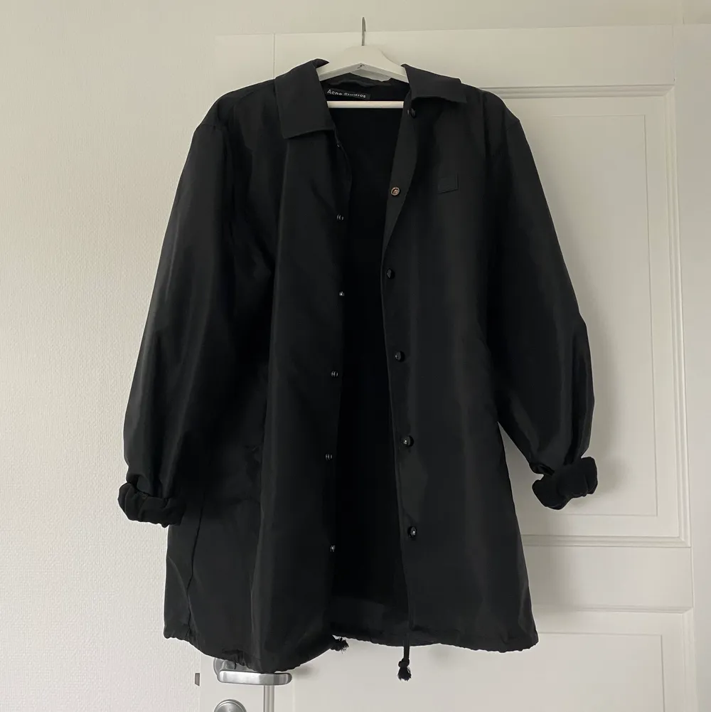 En sjukt fin regn jacka från Acne Studios. Säljs då den inte kommer till användning, använd Max 3 ggr! Köptes för 2 900 kr och säljs därmed för 1000 kr + frakt. Storleken är M så den sitter oversized. 🤍. Jackor.