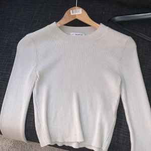 Grå tröja - S, 150kr plus frskt