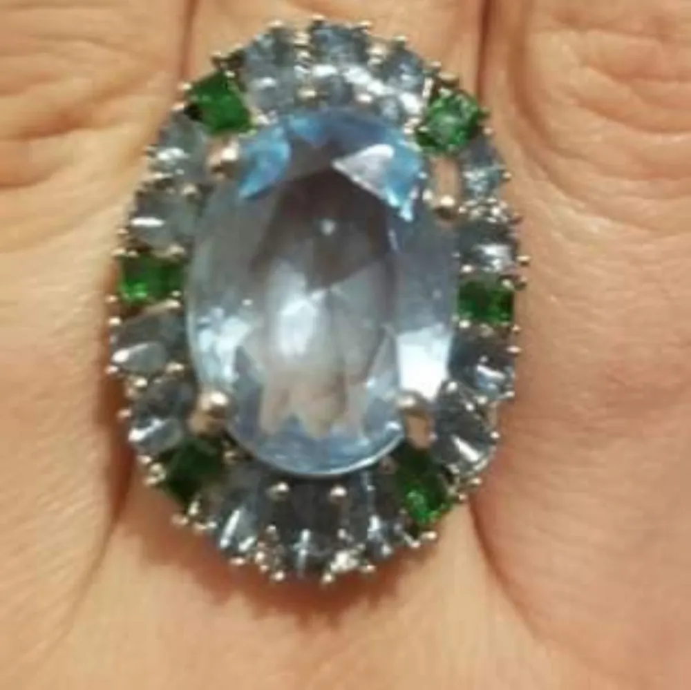 Silver ring med 5.25ct  aquamarine och smaragder ädelstenar storlek 16.6 _17.5 mm. Accessoarer.