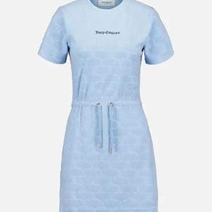 Säljer denna  Jucy couture klänning i färg ljus blå och material som en handduk endast testad ÄKTA!  Jätte skön och ha ute som ”finkläder” ❤️❤️ kom privat för mer bilder ❤️
