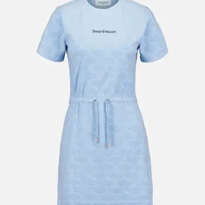 Jucy couture  - Säljer denna  Jucy couture klänning i färg ljus blå och material som en handduk endast testad ÄKTA!  Jätte skön och ha ute som ”finkläder” ❤️❤️ kom privat för mer bilder ❤️