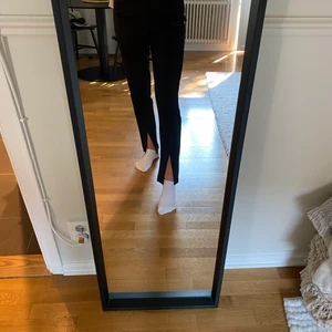 Svartbyxa med slits  - Ett par svarta kostymbyxor med slits framtill och en fin söm på framsidan. Är i stl 36 och köpta från nakd. Köparen står för frakten