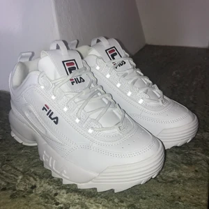 Fila disprutor low  - Dom är i nyskick då jag beställde fel storlek, helt oanvända, låda till skorna medföljer. Storlek 37. Kan hämtas hos mig eller tas till närliggande plats, kan också skickas. 