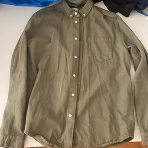 Zara skjorta strl M - Säljer min favorit skjorta från zara då den blivit för liten. Fortfarande i fint skick lite tjockare material nästan jeans