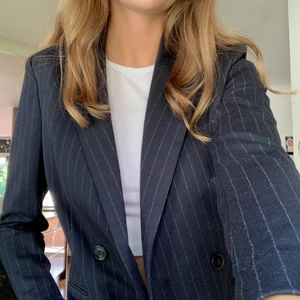 Randig kavaj  - En jättefin marinblå randig kavaj från H&M. Den är endast använd ett fåtal gånger så den är så gott som ny! 120kr exklusive frakt. 