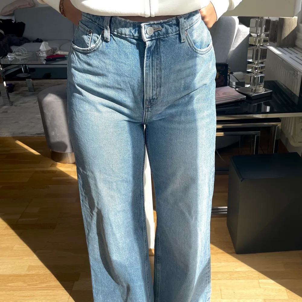 Oanvända ljusblåa Weekday jeans i modell ”Ace”, prislapp fortfarande kvar. Storlek 31/30. Nypris: 500kr. Frakt inte inkluderat i priset. Jeans & Byxor.
