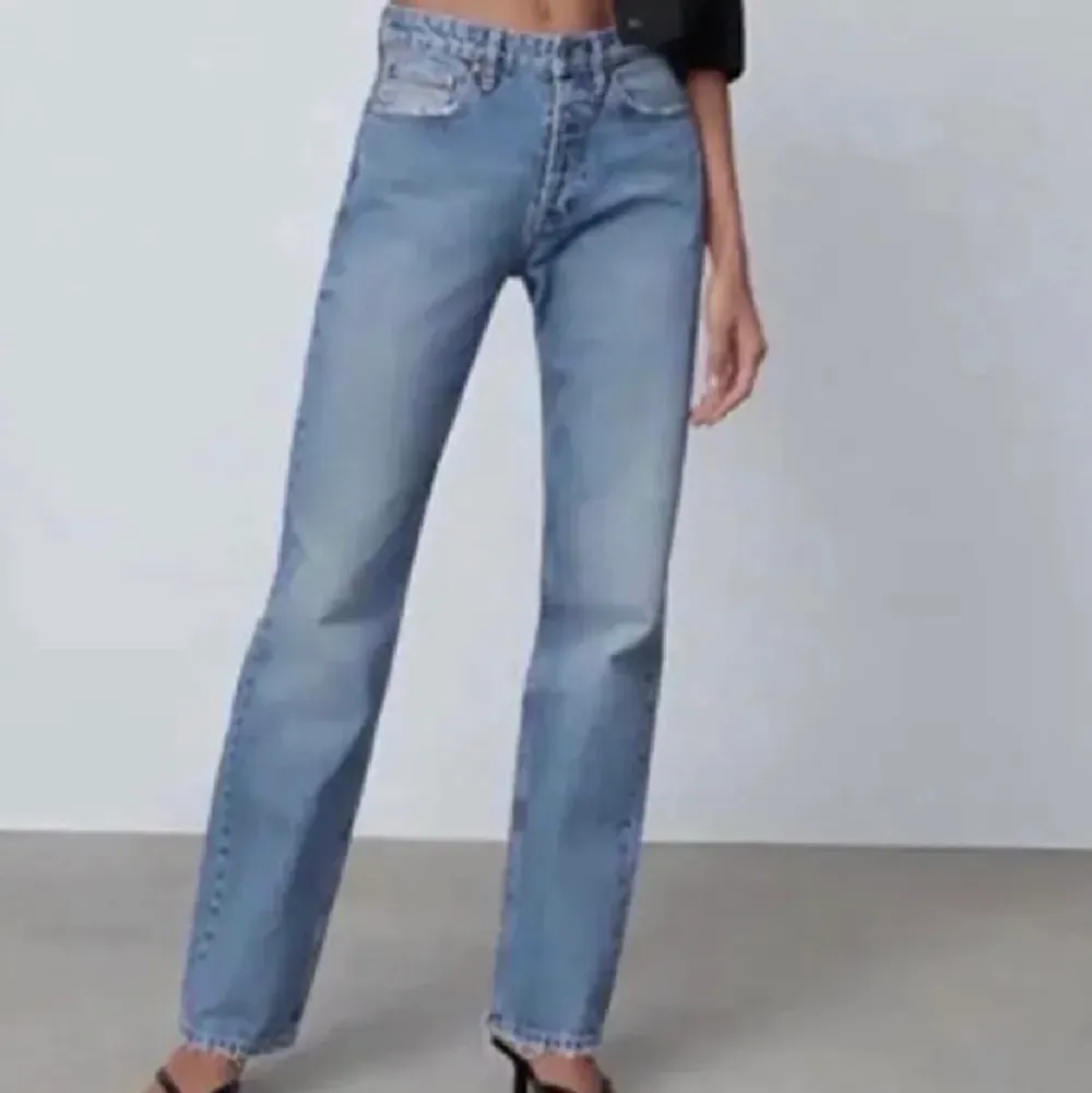 Zara mid waist jeans i storlek 32. För små för mig runt höfterna så kan inte fota dom på men har mer bilder på byxorna. Kan frakta men möts helst💗. Jeans & Byxor.