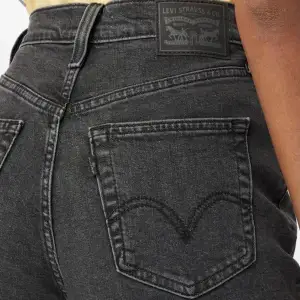 Svarta snygga jeans från Levi’s. Lite för stora för mig så dem är knappt använda. Men supersnygga och sköna. Passar 36/38,  är storlek 28. 
