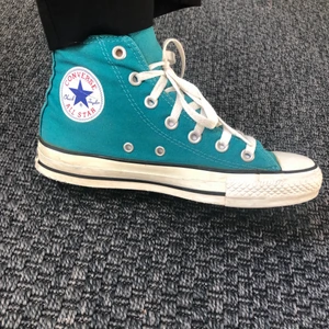 blågröna converse - säljer dessa converse i en så fin färg!! de är i storlek 37,5 men jag som har 39 skulle säga att det är som 38,5😊 säljer dem då de är lite för små för mig! som man ser på sista bilden har de gått sönder lite där skon böjs när man går men det är inget man tänker på! är osäker på om jag vill sälja dessa så kommer endast att sälja dessa om jag får bra bud☺️ buda i kommentarerna💖💖 budgivningen slutar på söndag!