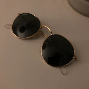 Solglasögon  - Äkta solglasögon från Ray-ben. Säljer dessa för att jag inte använder solglasögon. 1200 kr köpte jag dom som nya. Frågor? Skriv till mig isåfall.💫