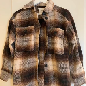 Rutig höstjacka - Superfin jacka som är använd max 3 gånger, storlek 36. Jättefin till hösten, köpt för 500kr men säljer för 250kr + frakt 😊