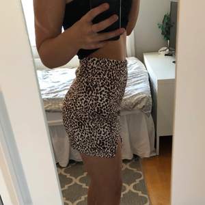 En leopard kjol, använd en gång.