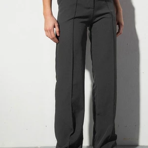 Gråa Kostymbyxor - Säljer ett par mörkgrå kostymbyxor från madlady i storleken w32 L30 ( obs storleken i midjan är i storleken skalan 32-42) knappt använda är därför i fint skick