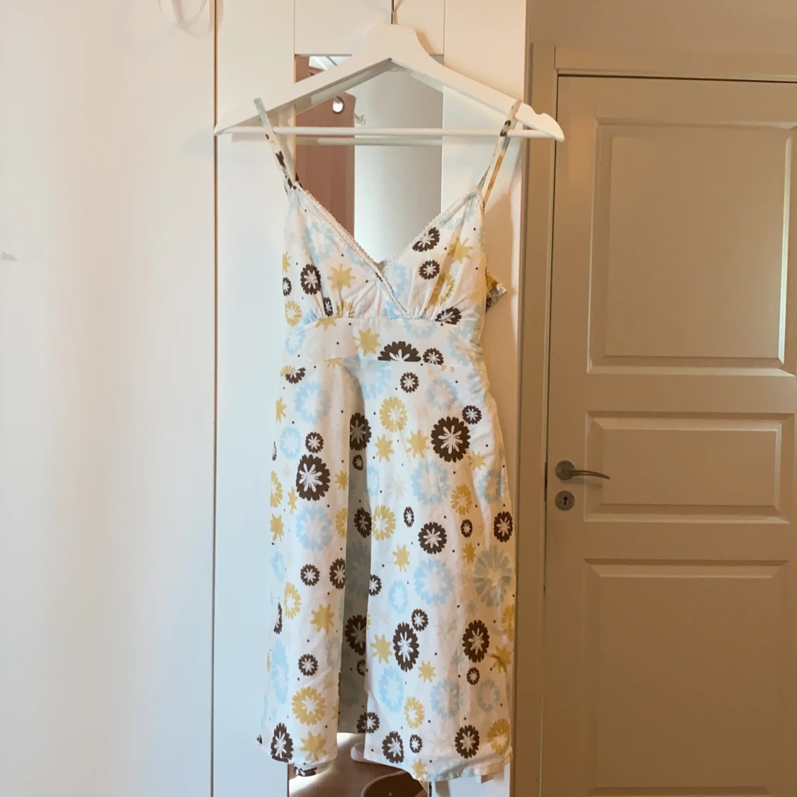 Kort blommig klänning från LMC