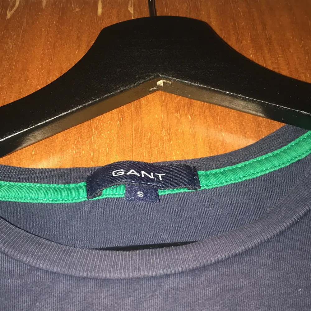 Mörkblå gant t-shirt i S med grön text. T-shirts.