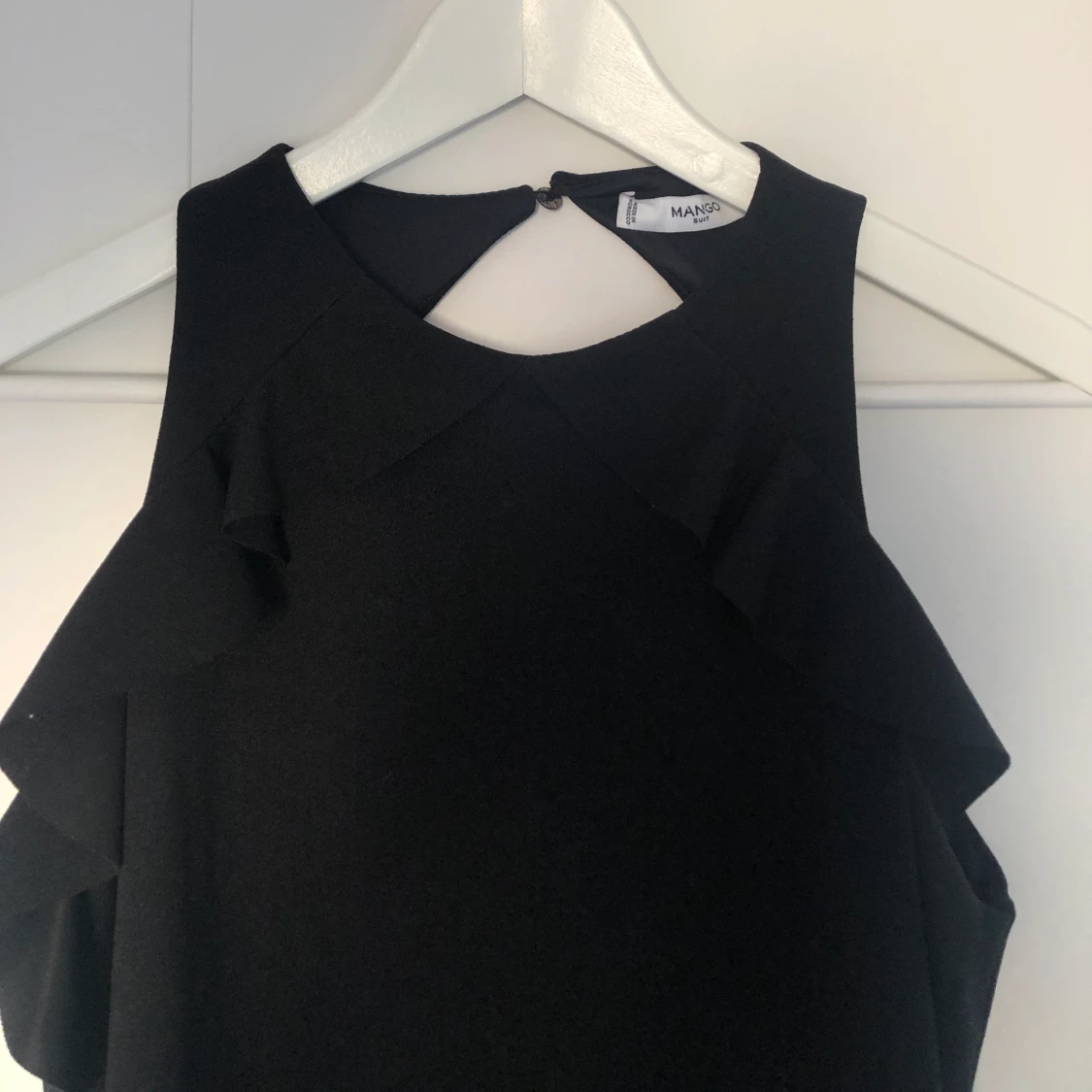 Svart klänning med volanger - 90