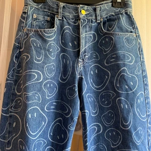 SMILEY JEANS - coolaste jeansen med bleached smiley-tryck. köpta på plick men är från början från pull&bear. något korta för mig som är 172 💓