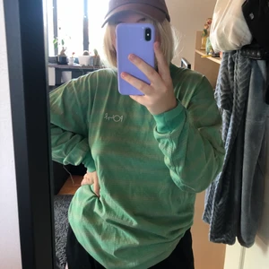 Polar tröja - Så snygg grönrandig långärmad tröja från Polar! Den är lite oversized vilket jag älskar. Den kommer tyvärr inte till användning längre :( Priset är diskuterbart 🌿