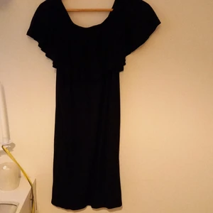 Off shoulder klänning - Ett halvår gammal, använd 3 gånger 