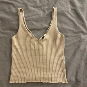 Topp storlek xs-s - Säljer denna fin topp då den inte kommer till användning, jätteskön och fin, är i storlek xs men om man har s-m kan man använda den.