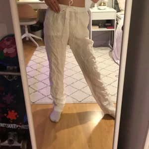 Linnebyxor  - Sköna vita linnebyxor. Jättemysiga linnebyxor som tyvärr är lite stora för mig så jag har inte använt dem så mycket. Jättebra skick. Tunna och sköna och jättenice att sova i eller bara använda i vardagen