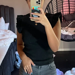 Topp med volang  - Jättefin topp med volang vid ärmarna ifrån Zara som är i ett nyskick!