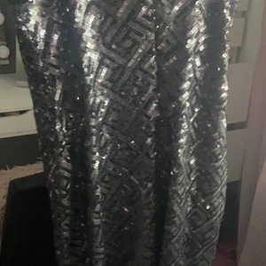 Klänning  - En silver klänning fin och skön och använd endast en gång. Skulle säga att klänningen är storlek S men kan användas för dem som är Xs och M också. Genomskinliga band finns även. Pris kan diskuteras vid snabb o bra afär.