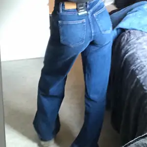 Säljer dessa helt oanvända jeans från monki i den populära modellen Yoko då dom vart fel storlek. Dom är i helt nytt skick och har en väldigt bra passform, även så fin mörkblå färg! 