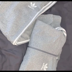 Adidas dress - Hej säljer nu min adidas dress då den inte kmr till användning den är i ett fint skick 💕