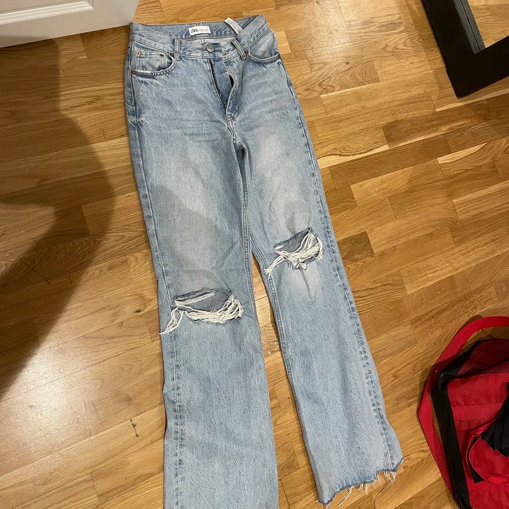 Säljer dessa snygga jeans ifrån zara som tyvär har blivit försmå, super bra skick och frakt tillkommer😊 om många  blir intresserade blir det BUDGIVNING . Jeans & Byxor.