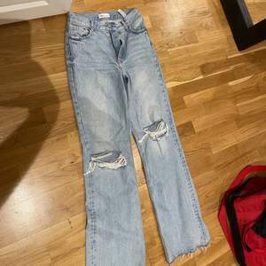 Säljer dessa snygga jeans ifrån zara som tyvär har blivit försmå, super bra skick och frakt tillkommer😊 om många  blir intresserade blir det BUDGIVNING 