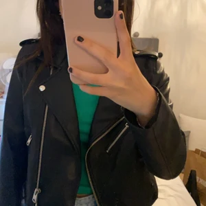 Skinnjacka  - En skinnjacka i väldigt bra skick. Storlek M men passar S-M beroende på hur man vill att den ska sitta. 