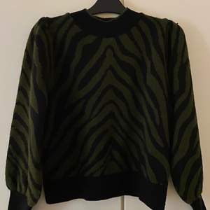Grön/svart zebramönstrad stickad tröja från Mango i storlek S💚💚 jätteskönt gosigt material, fint skick!! Fraktkostnad