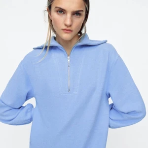 Klänning från zara - Slutsåld klänning från zara med dragkedja. Såå mysig klänning men som tyvärr inte kommer till användning. Klänningen är beige (se bild 3) men samma modell som de blå på bild 1&2. Klänningen är aldrig använd och prislapp fortfarande kvar. Köpt för 259kr