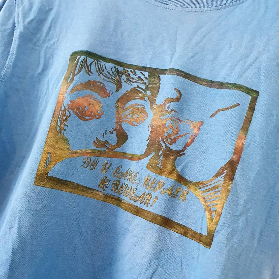 Blå handtryckt t-shirt