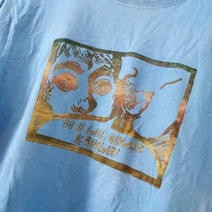 Blå handtryckt t-shirt - En blå t-shirt med ännu ett blandat tryck av "Do u care, repair and rewear?" 🎨 Kan mötas upp i Luleå! Köparen står då för frakt