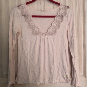 Oddmolly tröja - En rosa tröja från oddmolly. Tröjan har spetsdetaljer, lite volang nertill samt på ärmarna samt en rosett. Tröjan är i storlek 0, skulle dock säga att den passar xs-m. Tröjan är endast använd några gånger. Skriv för mer bilder💘