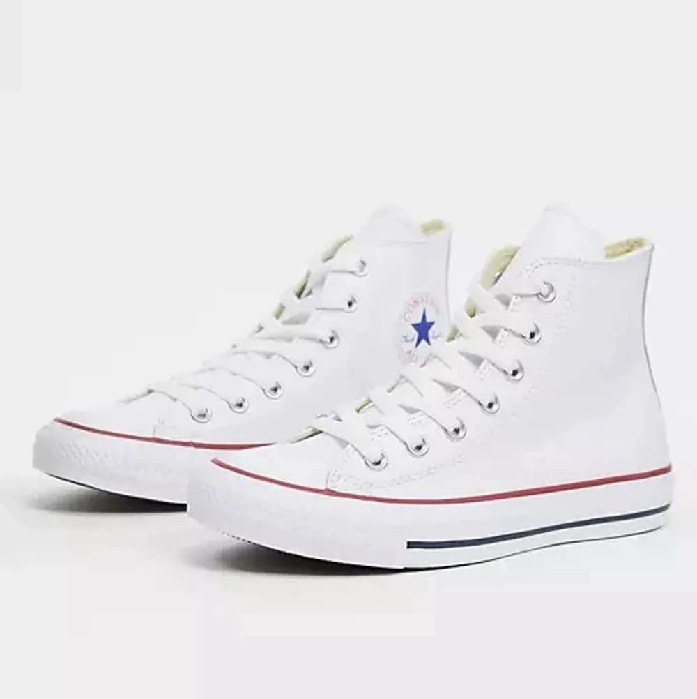 säljer dessa vita höga converse pga att dem inte kommer till användning , fint skick. Skor.