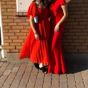 Två röda klänningar - Båda i storlek xs-s. 500kr per klänning, 600kr med leverans 