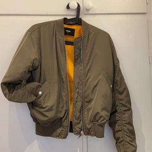 Grön bomberjacka  - I fint skick. Orange på insidan. Storlek xs men passar mig som är en S/M (om än väldigt tajt) Köparen står för fraktkostnaden🌟