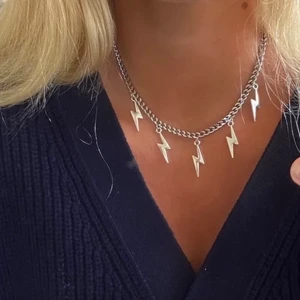 Blixthalsband - Supersnyggt blixhalsvand utav rostfritt stål, köpt här på plick (lånad bild). Aldrig använd så i jättebra skick. Gratis frakt! <3