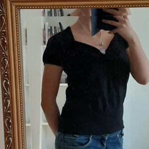 Svart topp second hand  - Säljer denna tröja i fint skick. Skriv för fler bilder. Buda