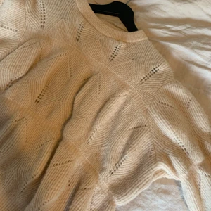 & Other Stories Tröja  - Sååå mysig tröja från & Other stories perfekt nu till hösten! Har endast använt den fåtal gånger då jag har en till i en annan färg 🥰 Den är ljusrosa!