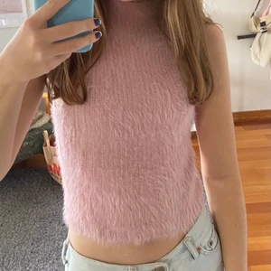 Topp från zara - Så mjukt linne från zara som inte används tillräckligt. Storlek m, men skulle även passa s/xs. Färgen stämmer bäst överens på första bilden.