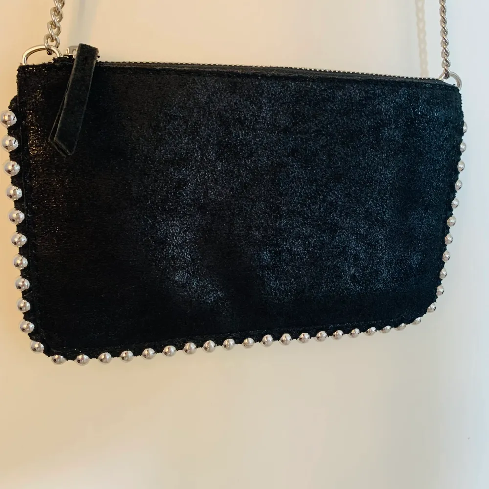 Super fin svart väska från Zara, materialet är i  mocka och den har silverdetaljer. Den är i väldigt bra skick och har inga skador🤍🤍. Väskor.