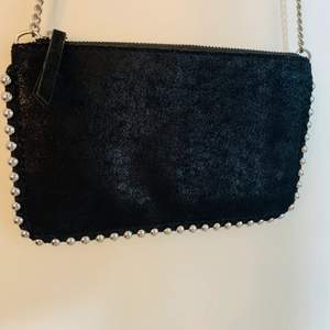 Super fin svart väska från Zara, materialet är i  mocka och den har silverdetaljer. Den är i väldigt bra skick och har inga skador🤍🤍