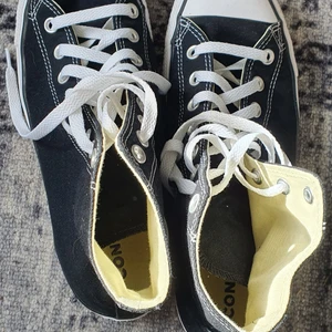 Converse vanliga svart  - Bra skick använt dom sällan. Säljer dem för dom ej kommer till användning.